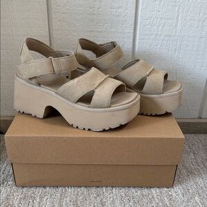 Ugh Platform Sandals Women’s size 8!